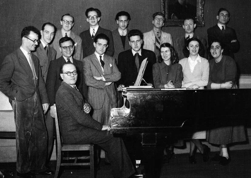 De klas van Olivier Messiaen aan het conservatorium van Parijs, 1948-1949, met links Karel Goeyvaerts.
 [Leuven, Universiteitsarchief: Archief Karel Goeyvaerts]