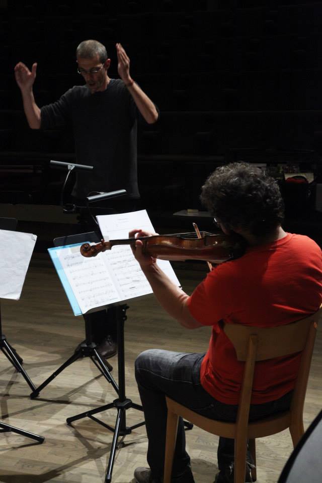 Pieter Jansen en dirigent Filip Rathé tijdens de repetities van Cardhu (Transit festival)