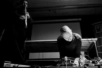 Traumasutra & Peter Geysels tijdens een performance in Villa Bota, Brugge