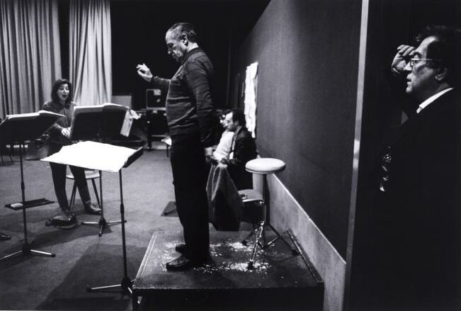 Luciano Berio luistert naar een repetitie met Pierre Boulez © VG Bild-Kunst, Bonn